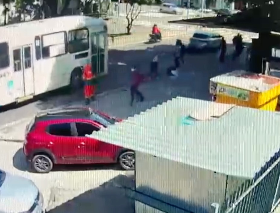 Vídeo mostra execução de detento e correria em parada de ônibus em Manaus
