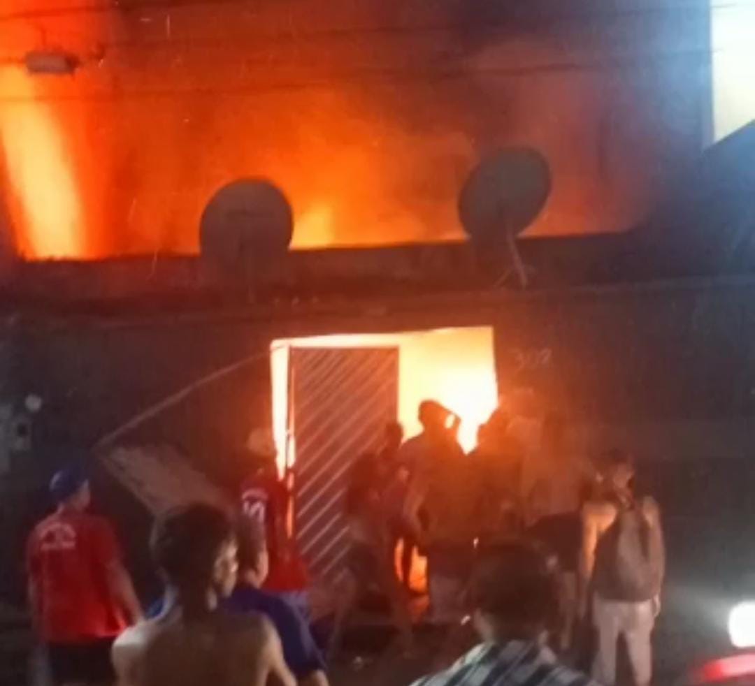 Incêndio consome casa em Manaus; Veja vídeo