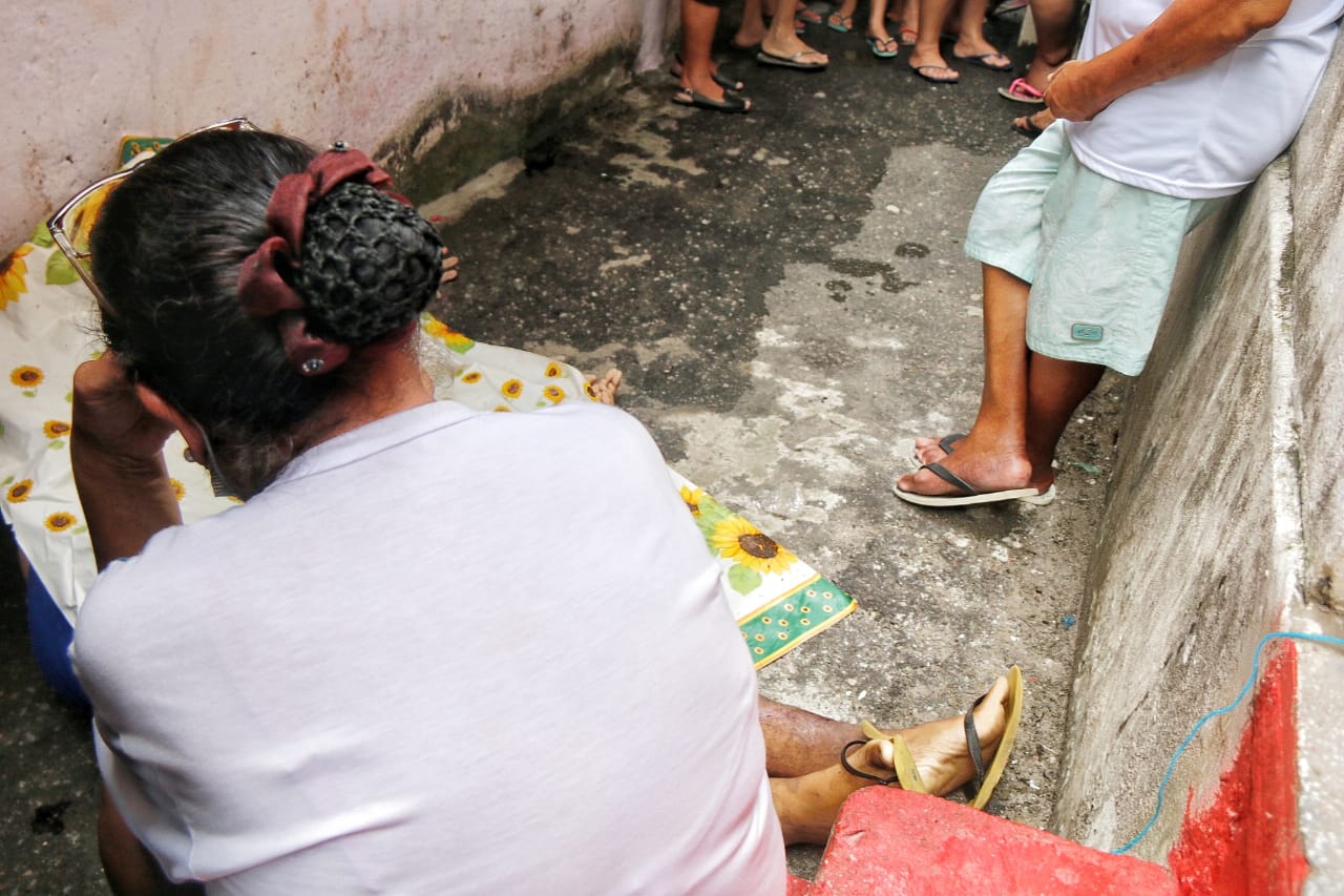 Homem é perseguido e assassinado a tiros em beco de Manaus