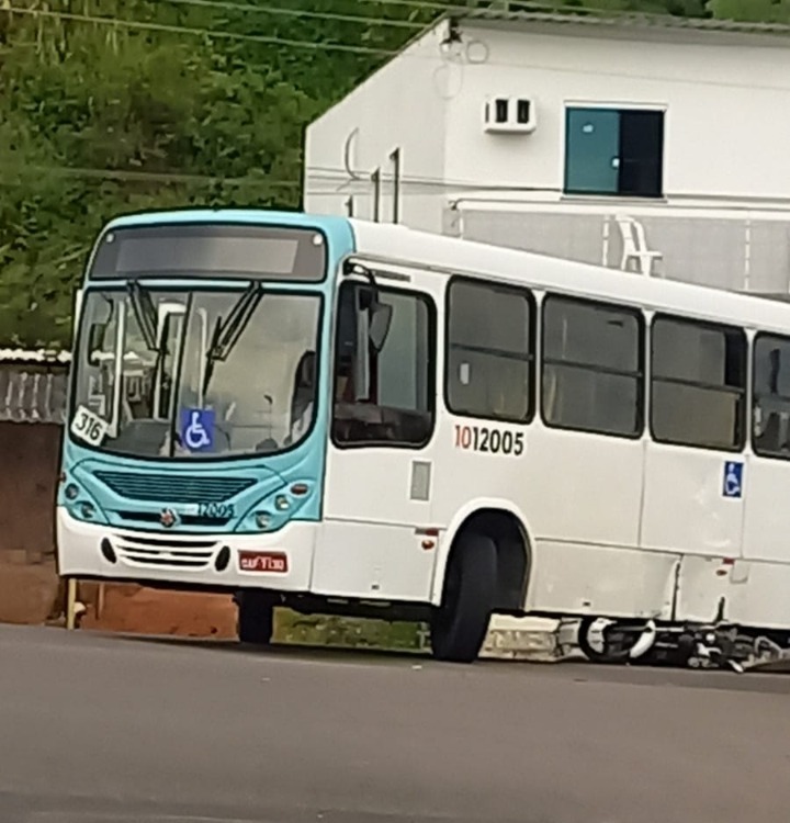 Acidente deixa motociclista ferido e moto vai parar embaixo de ônibus em Manaus