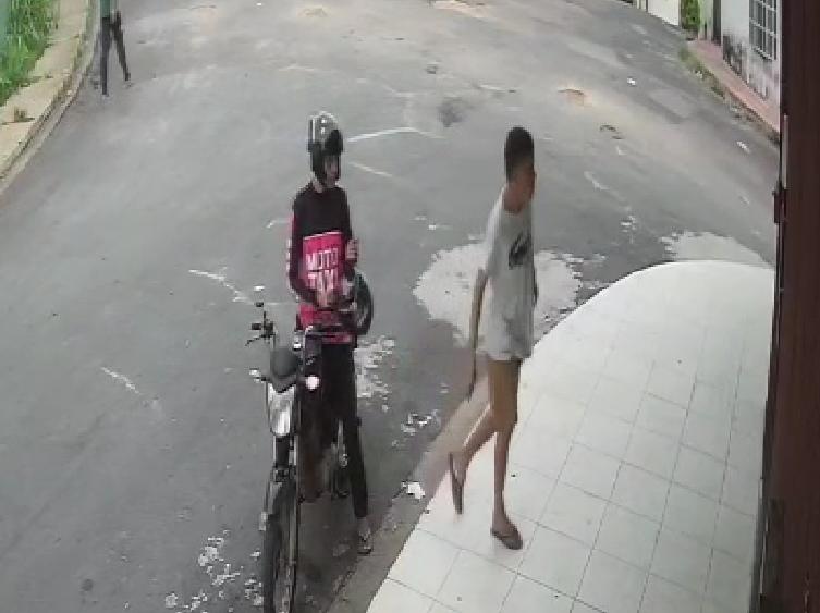 Dupla é perseguida por policiais após assalto a mercadinho em Manaus; Veja vídeo