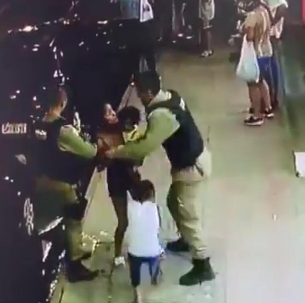 Vídeo mostra mulher sendo agredida com filho no colo durante abordagem policial