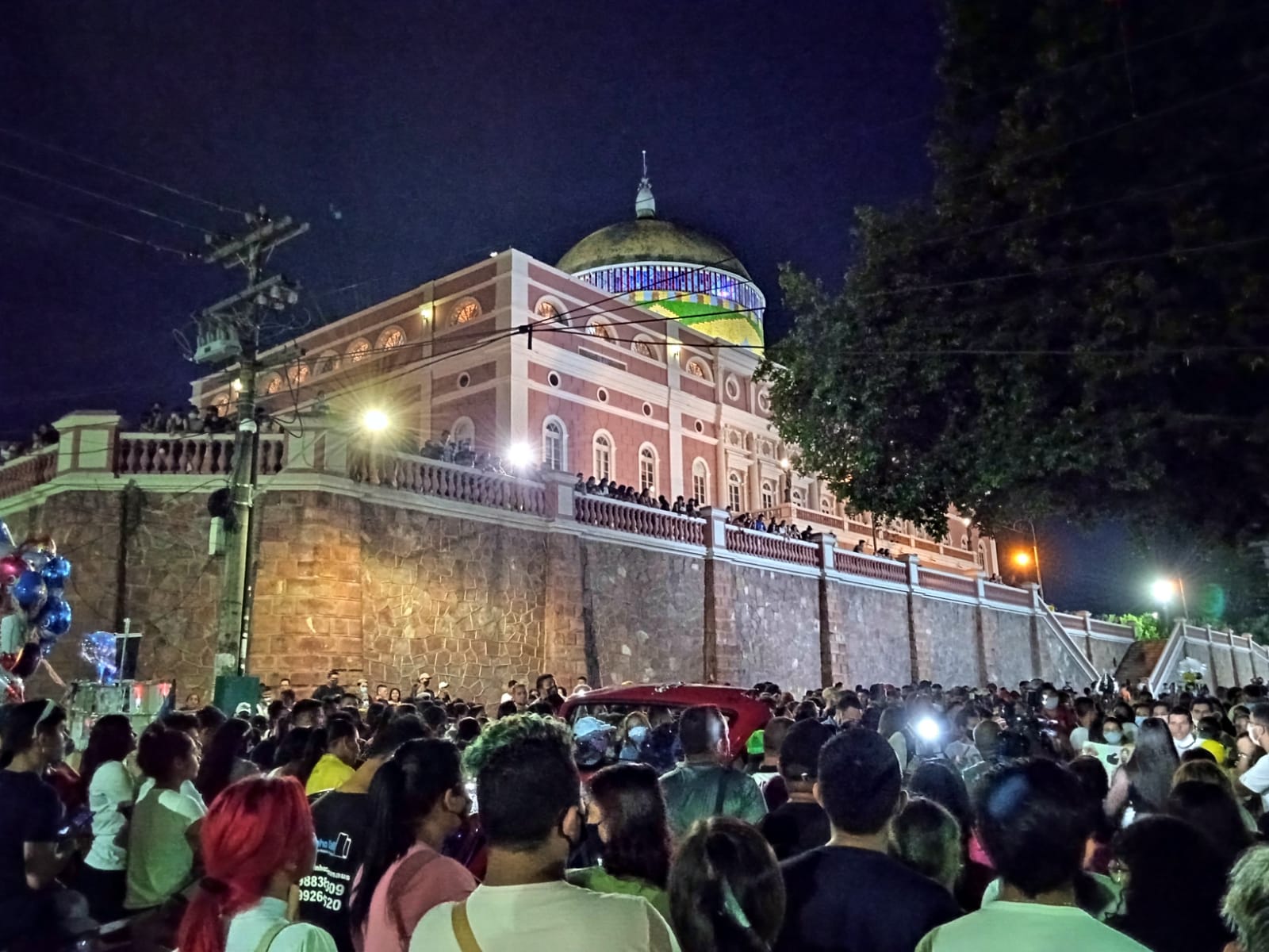 Vídeo: Fãs dão último adeus a Marília Mendonça em homenagem emocionante em Manaus