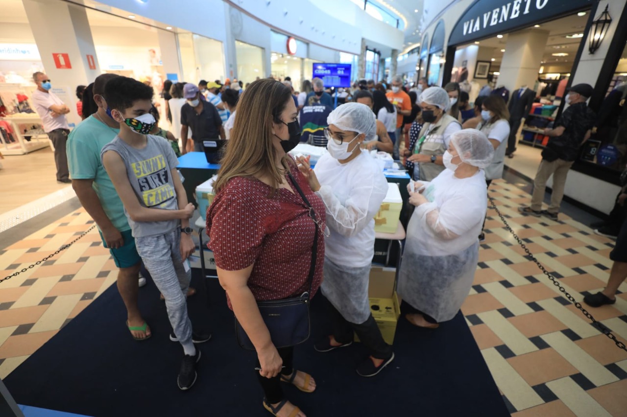 Aplicação de vacina contra covid é retomada nesta quinta em shoppings de Manaus