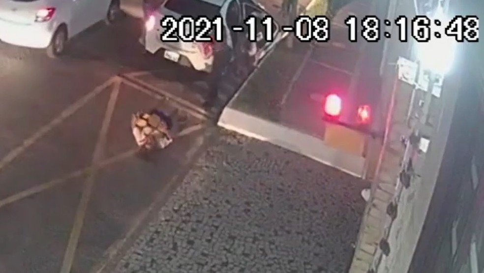 Vídeo mostra motorista de aplicativo agredindo mulher e idosa na frente de criança