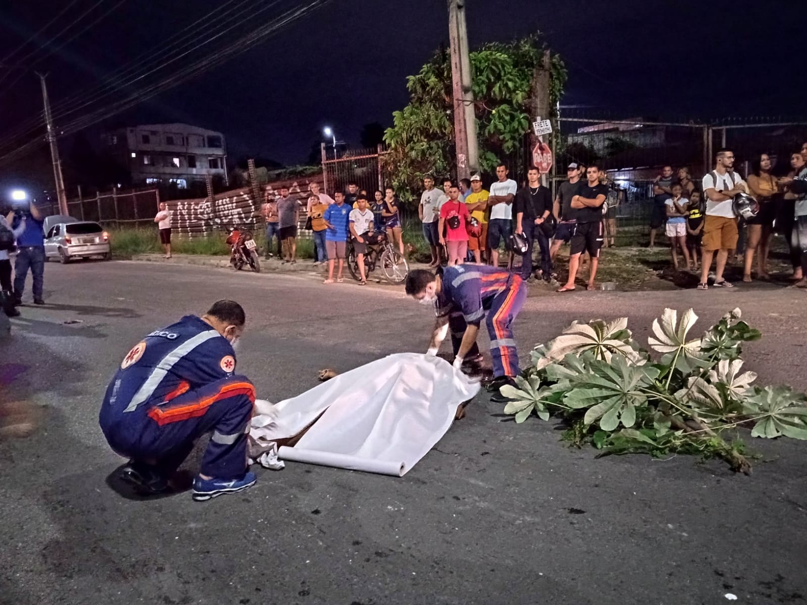 Motociclista morre após ser atingido por carro de criminosos em fuga em Manaus
