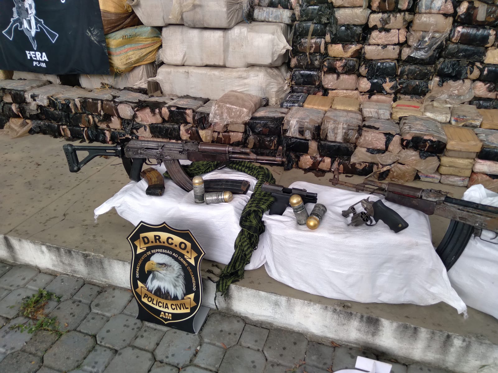 Polícia prende bando com fuzis, granadas e 2 toneladas de drogas no Amazonas