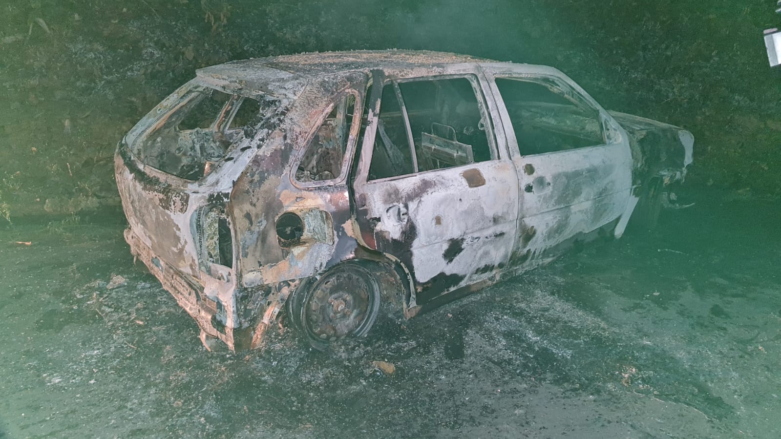 Carro é destruído pelo fogo após motorista perder o controle em Manaus