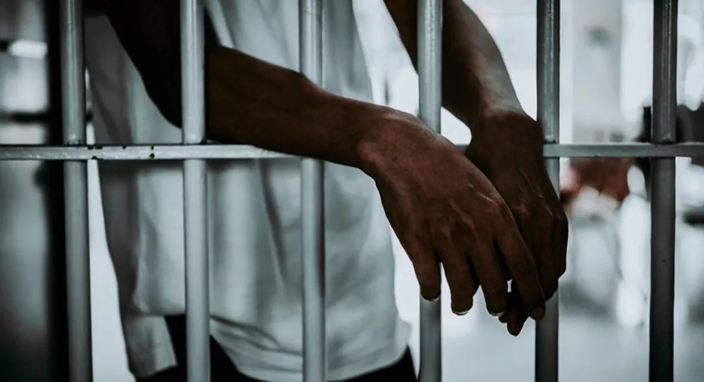 Homem que engravidou a própria filha 8 vezes continua foragido