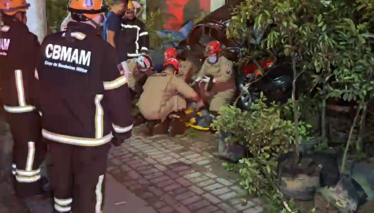 Motorista fica ferido durante acidente violento na Avenida do Turismo