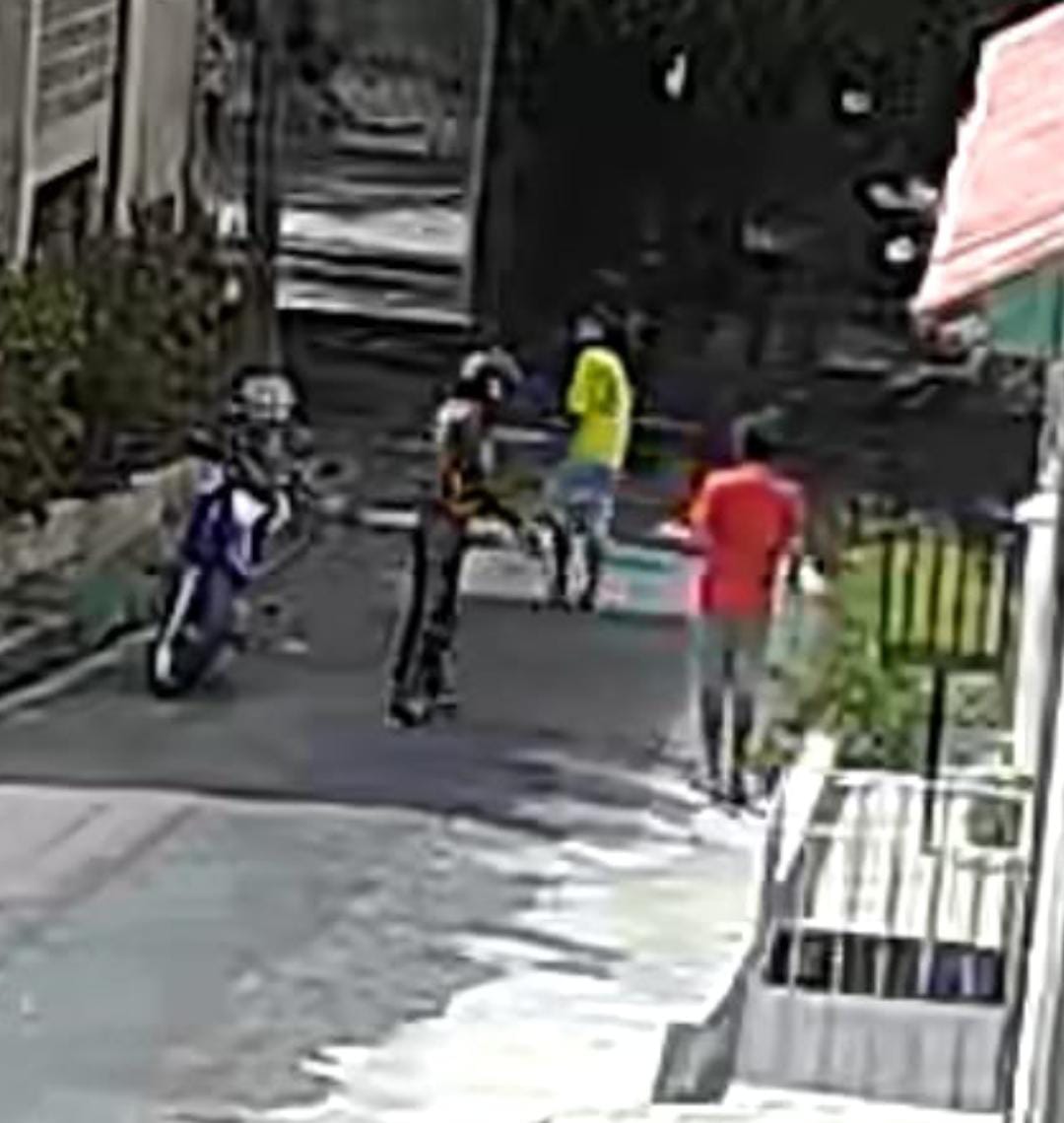 Vídeo: Criminoso disfarçado de mototaxista rouba pedestres em Manaus