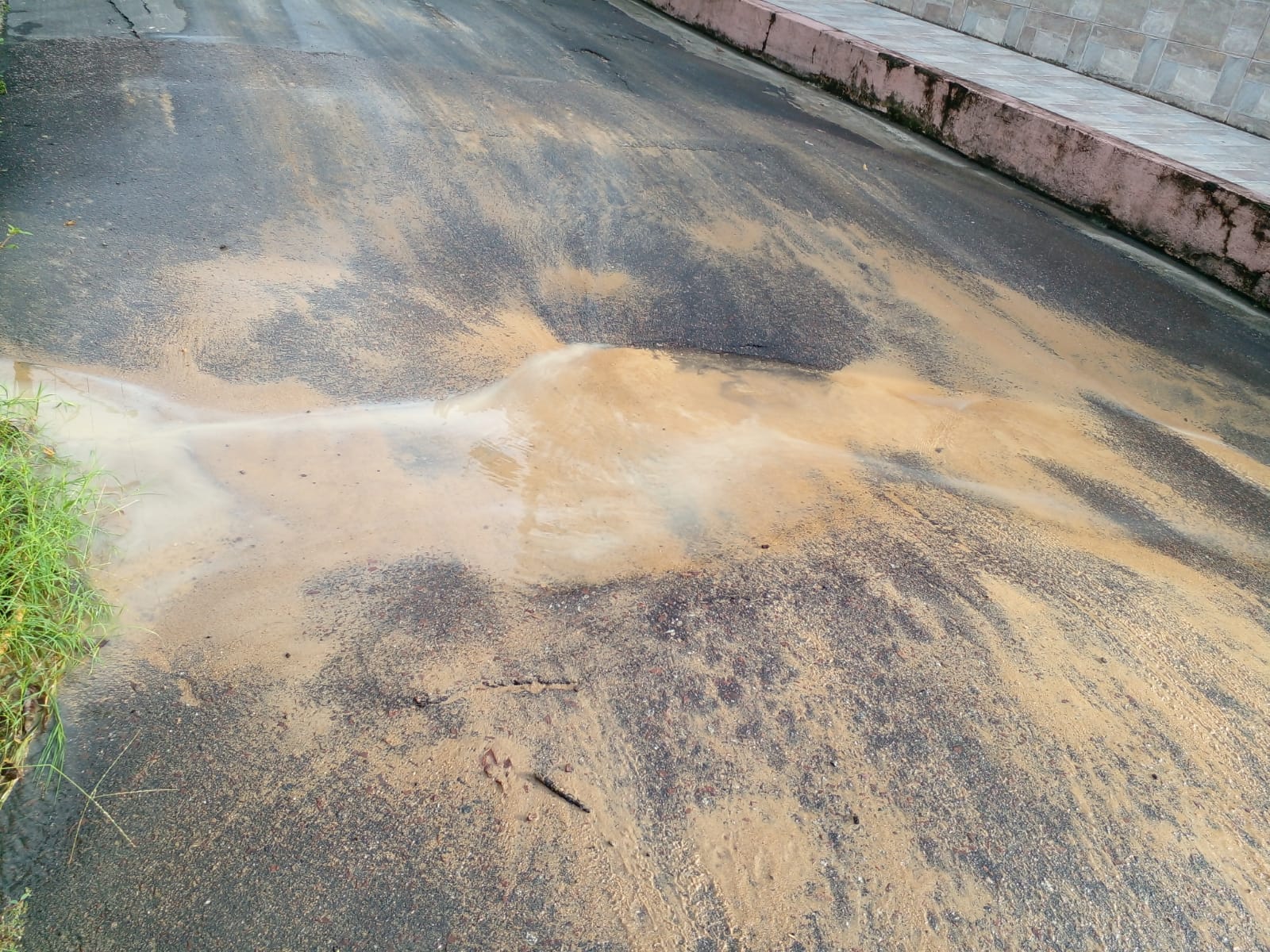 Cano estoura e deixa vazamento de água há dias em Manaus; vídeo