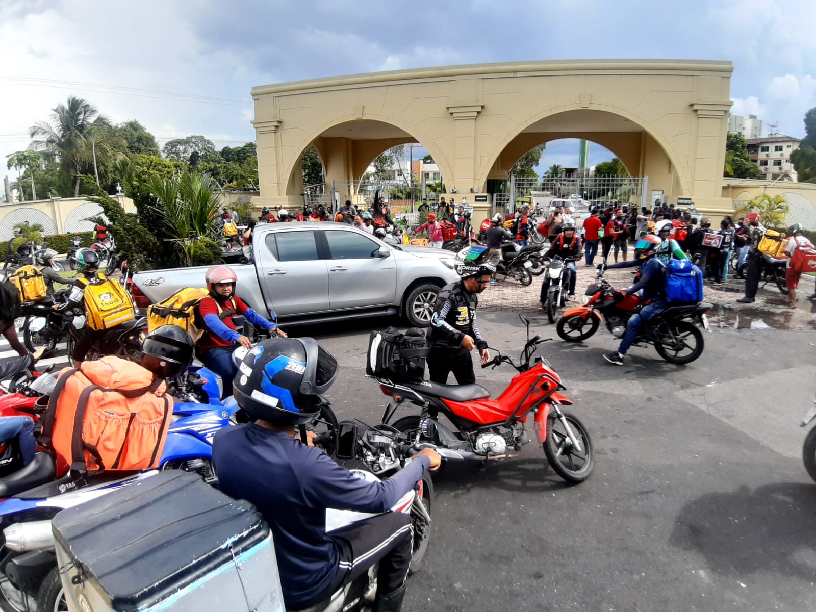 Motoboys protestam em frente a condomínio onde entregador foi agredido em Manaus