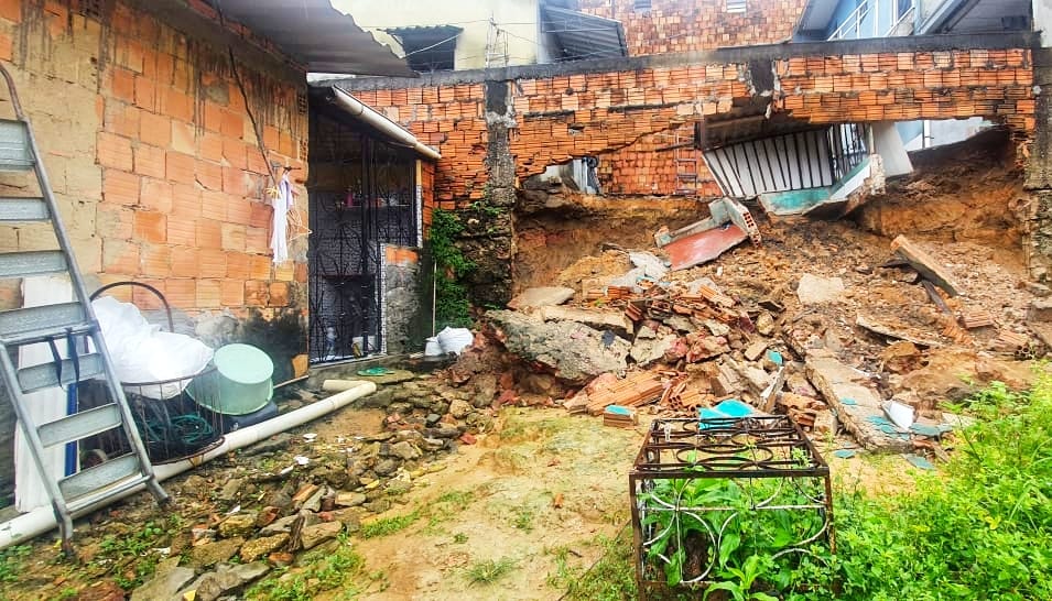 Defesa Civil avalia área afetada por desabamento de muro em Manaus