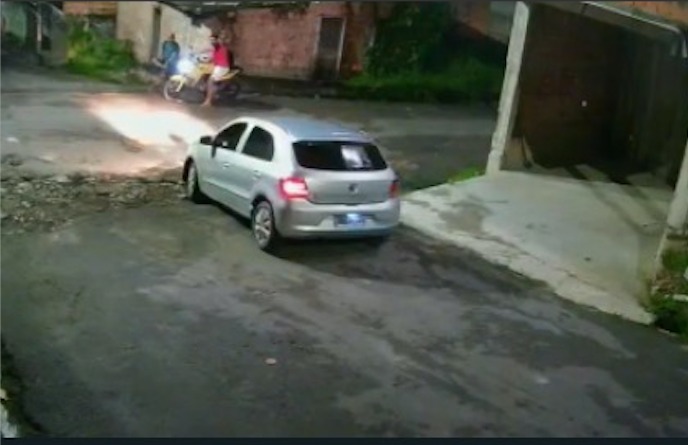 Amigos são baleados enquanto conversavam em rua de Manaus