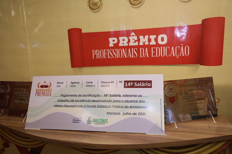 Governador do Amazonas sanciona lei que garante 14º e 15º salários aos professores