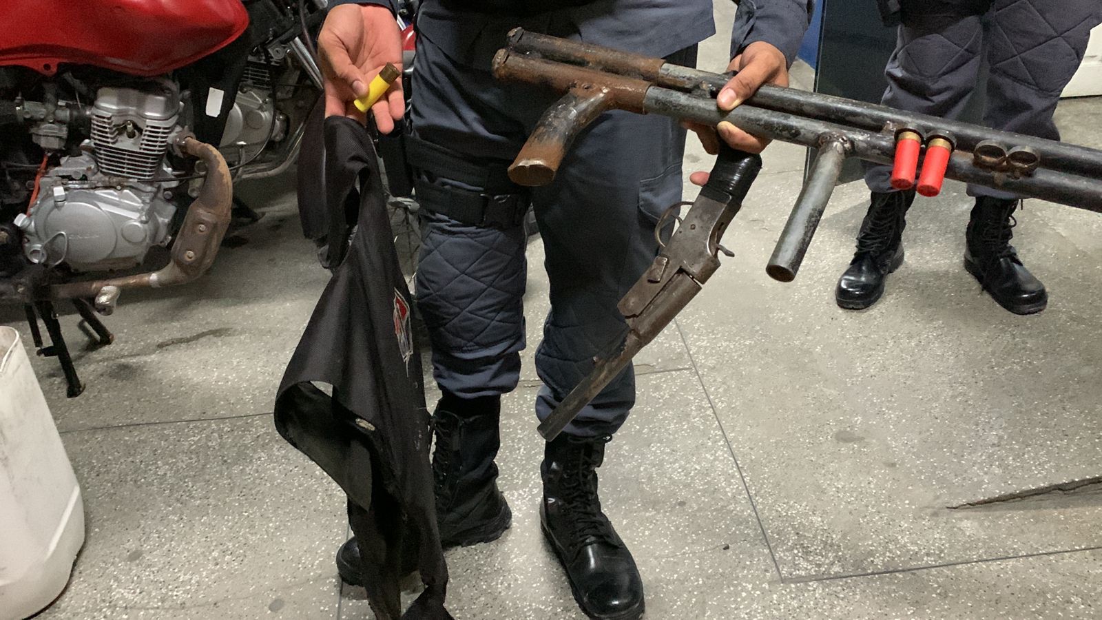 Polícia encontra armas e colete balístico que seriam usados para ação criminosa em Manaus