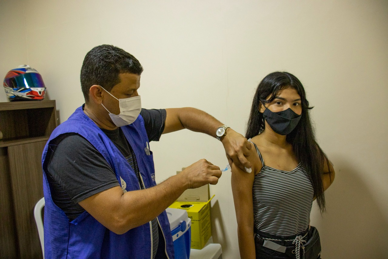 Mais de 14 mil doses de vacinas são aplicadas em Manaus no 1° dia de 'Megavacinação'