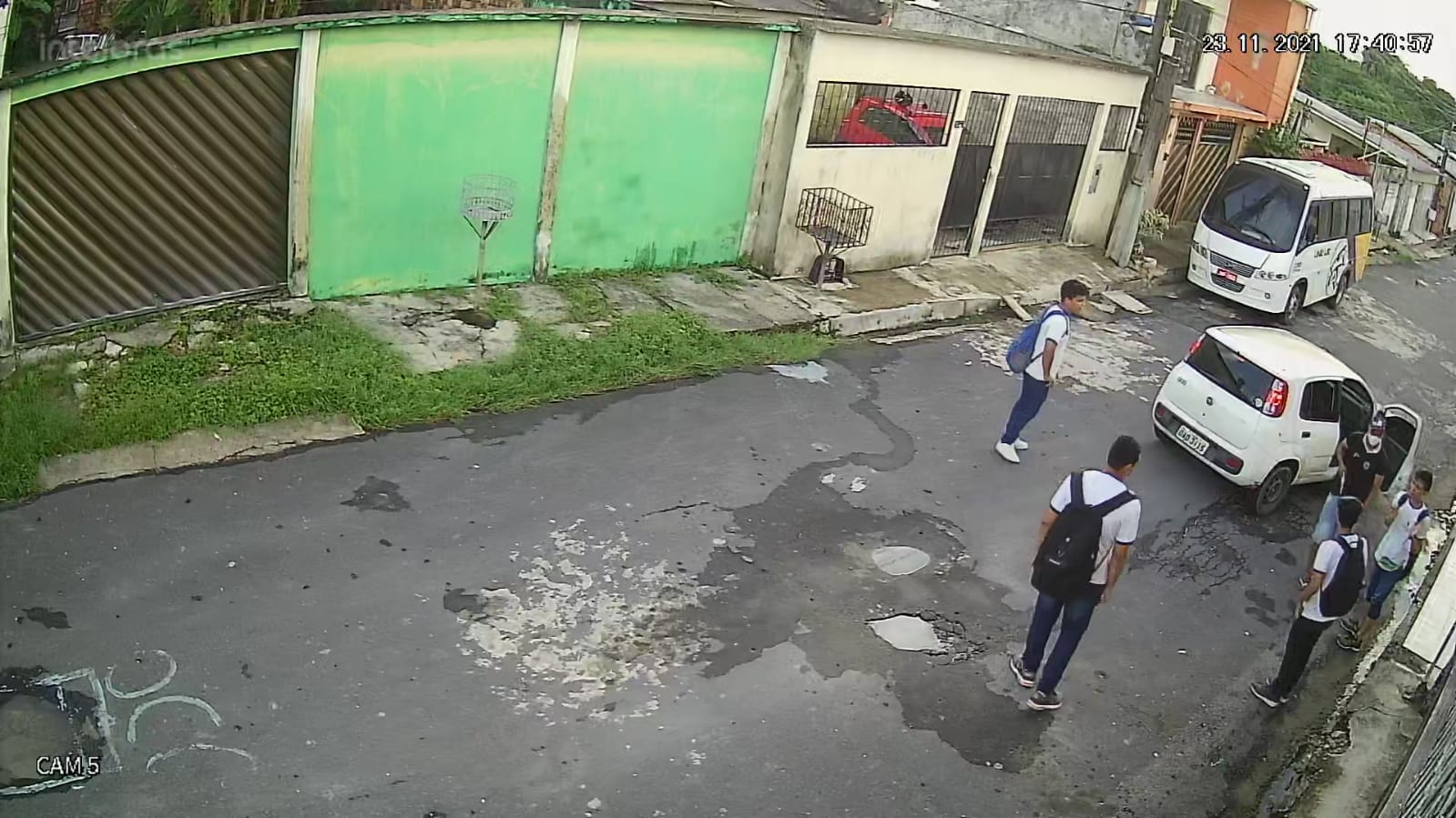 Voltando da escola, alunos são assaltados com arma em Manaus; veja vídeo