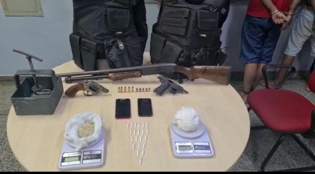 Trio é preso com armas, coletes à prova de balas e drogas em Manaus