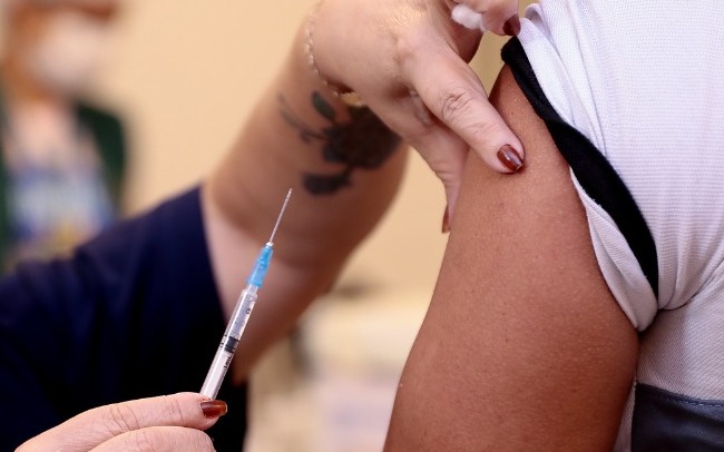 Anvisa aprova dose de reforço com a vacina da Pfizer em adultos 