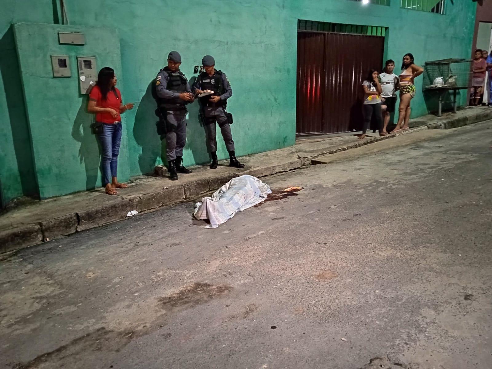 Mulher é assassinada ao sair para comprar comida em Manaus