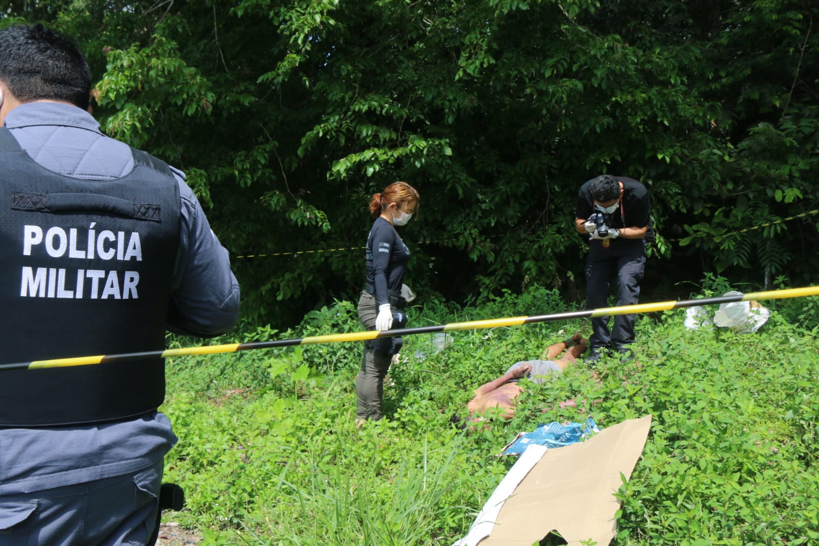 Homem achado morto em mata teve cabeça esmagada por assassinos em Manaus