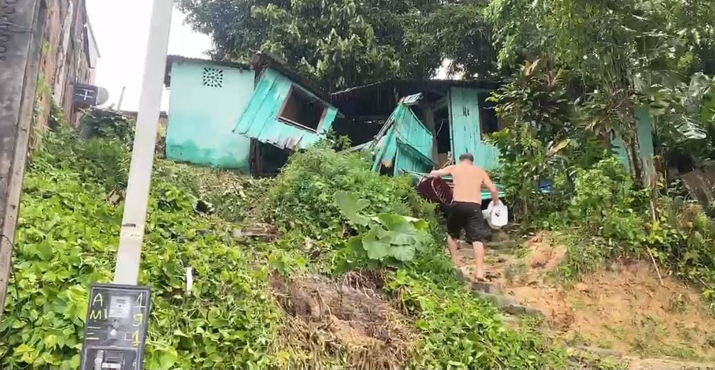 Casa desaba durante forte chuva em Manaus