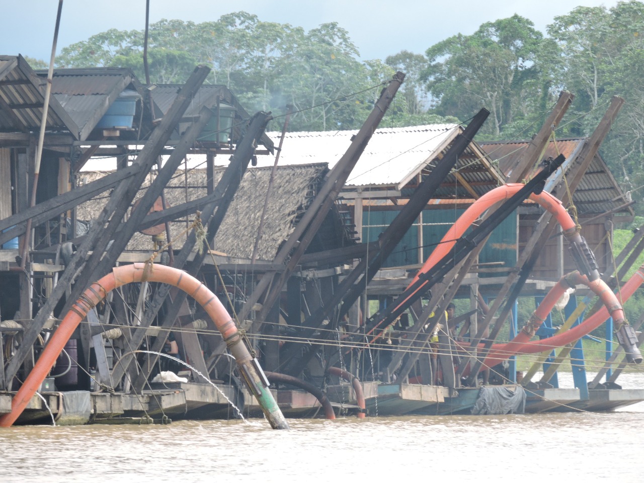 Garimpeiros começam a se dispersar após a presença da polícia no Rio Madeira, no Amazonas
