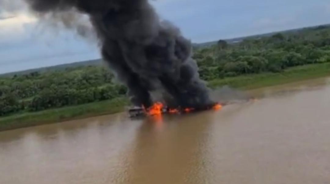 Operação contra garimpo ilegal apreende mais de 30 balsas no rio Madeira, no Amazonas