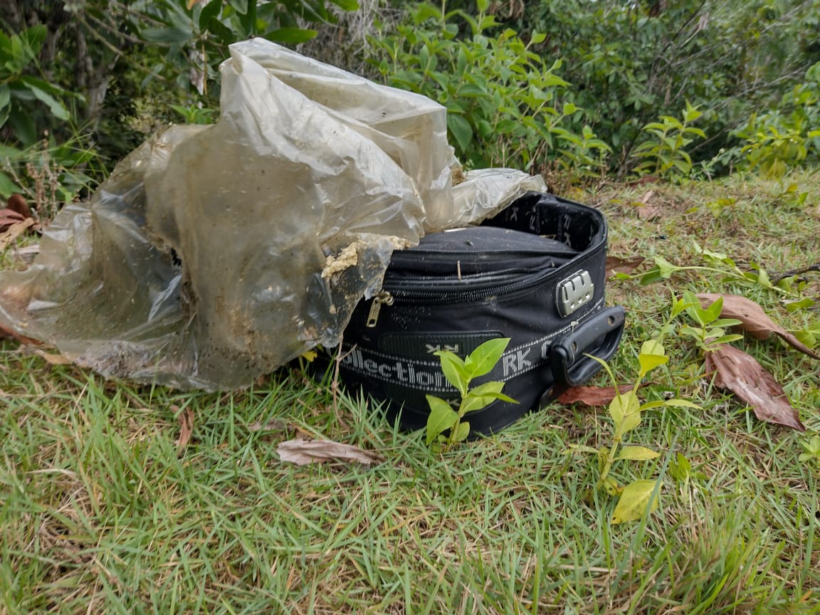 Amarrado, corpo é encontrado dentro de mala em ramal de Manaus