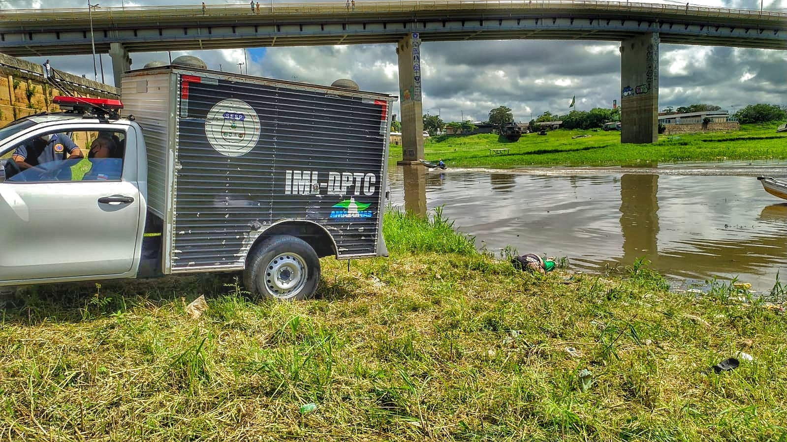 Homem achado morto debaixo de ponte em Manaus foi torturado  