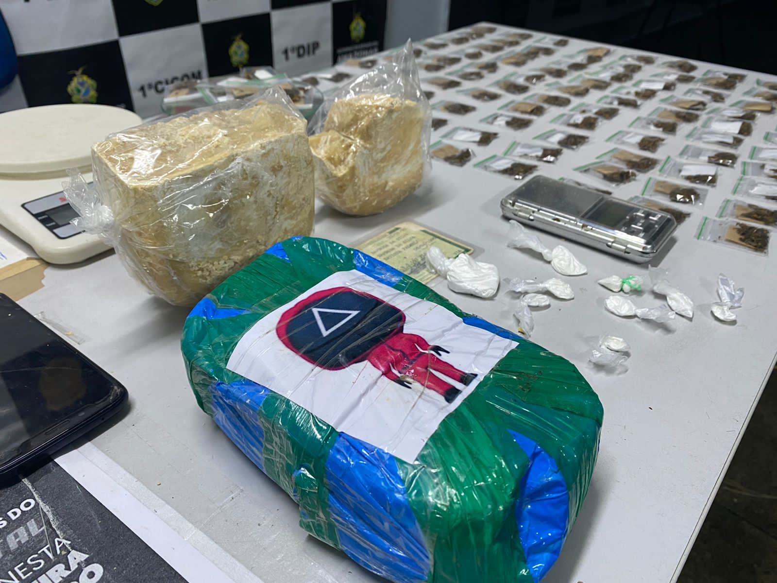 Preso por tráfico diz que vendia drogas para sustentar filho com doença rara em Manaus