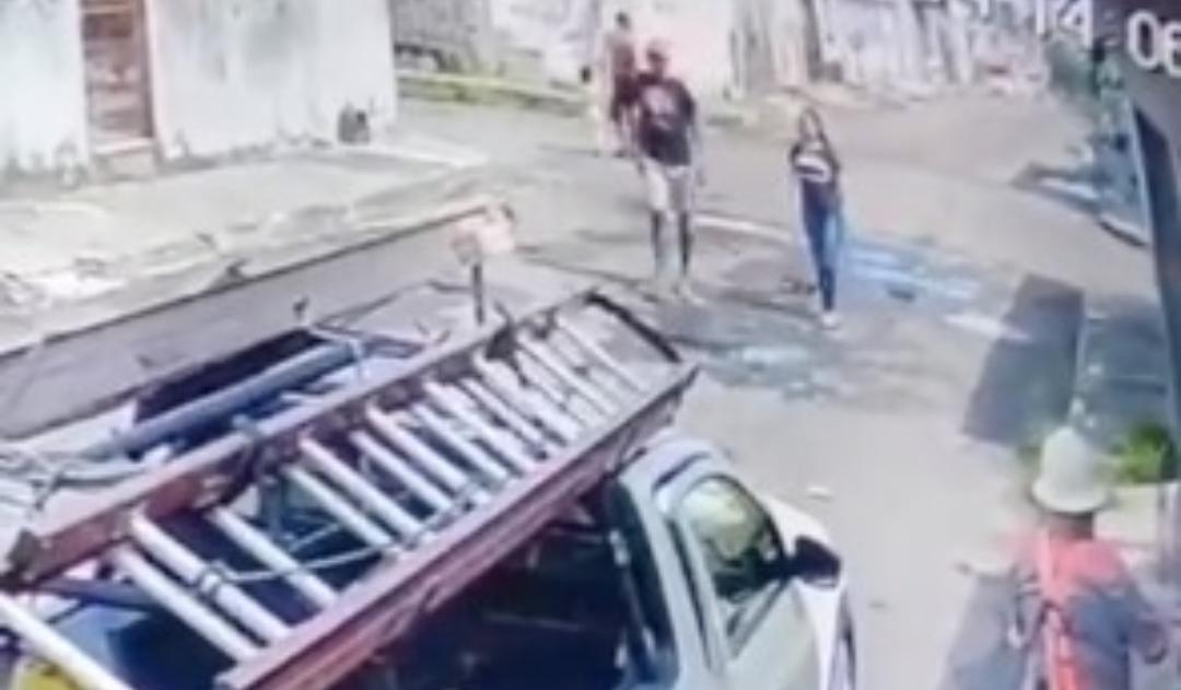 Vídeo: De cara limpa, novinhos assaltam funcionários da Amazonas Energia em Manaus