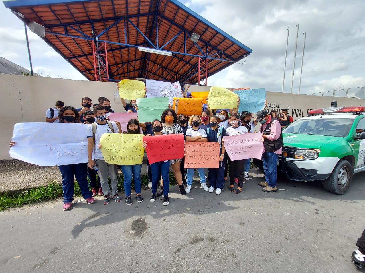 Estudantes fazem protesto para denunciar professor por assédio em Manaus: 'Pedia nudes'