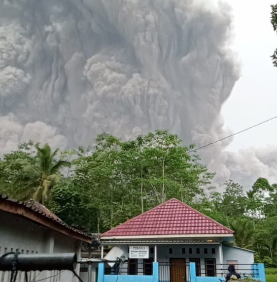 Vulcão Monte Semeru expele nuvem de cinzas e ilha na Indonésia é evacuada