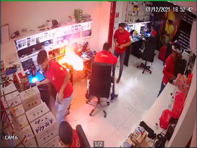 Veja momento em que bateria de celular 'inchado' explode em loja e causa pânico