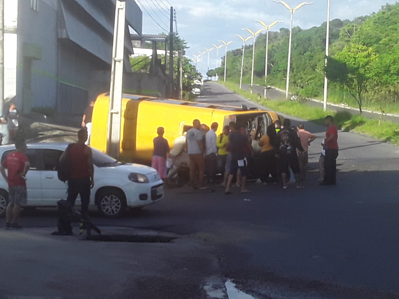 Desgovernado, micro-ônibus bate em árvores e capota em avenida em Manaus