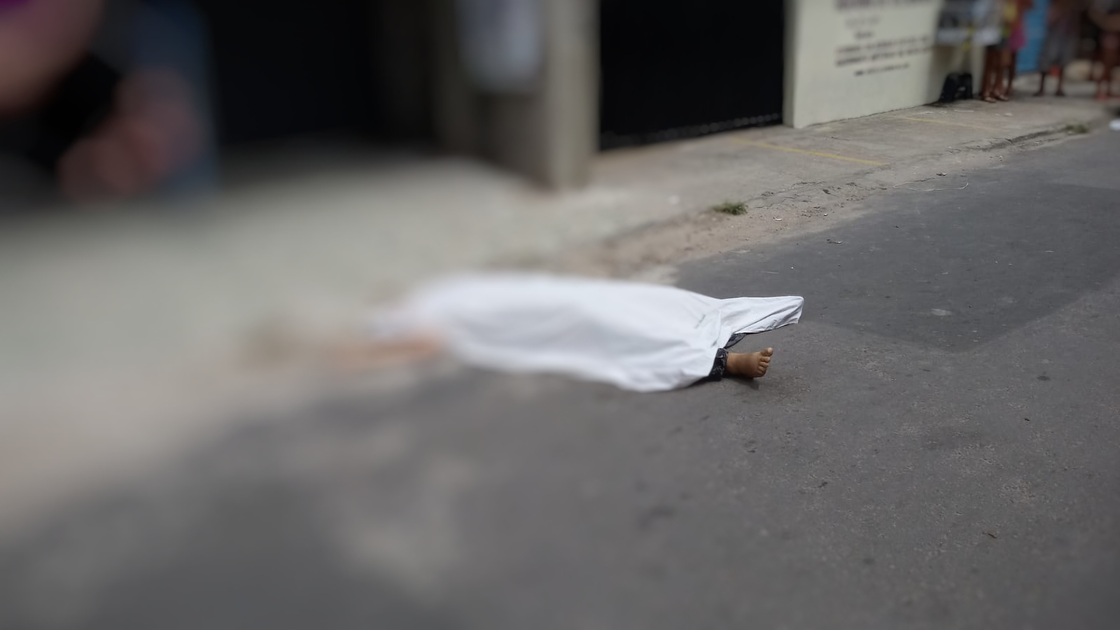 Mulher é perseguida e morta a tiros em plena luz do dia em Manaus