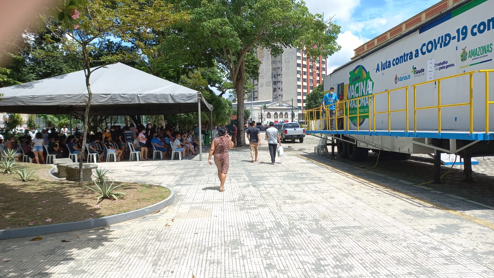 Carreta da Vacinação imuniza centenas de pessoas contra a covid-19 em Manaus