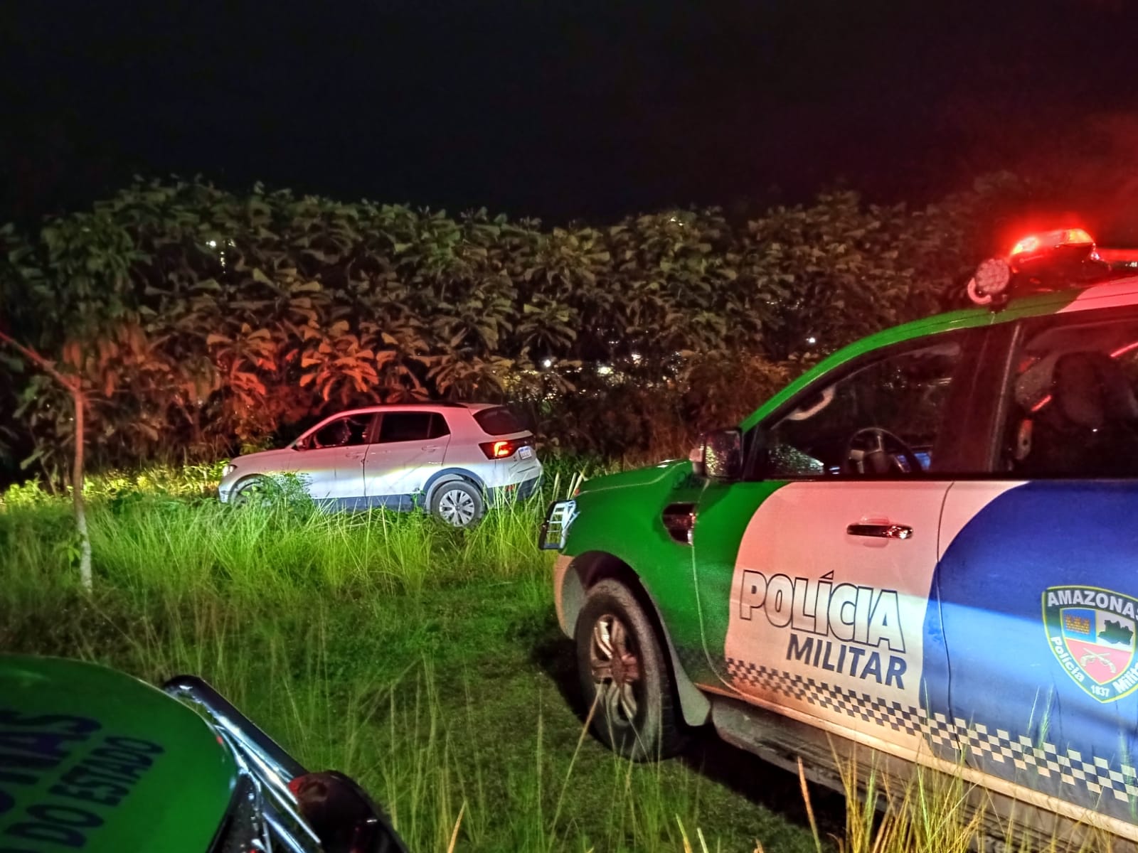 Perseguição entre carros termina com um morto e um baleado em Manaus