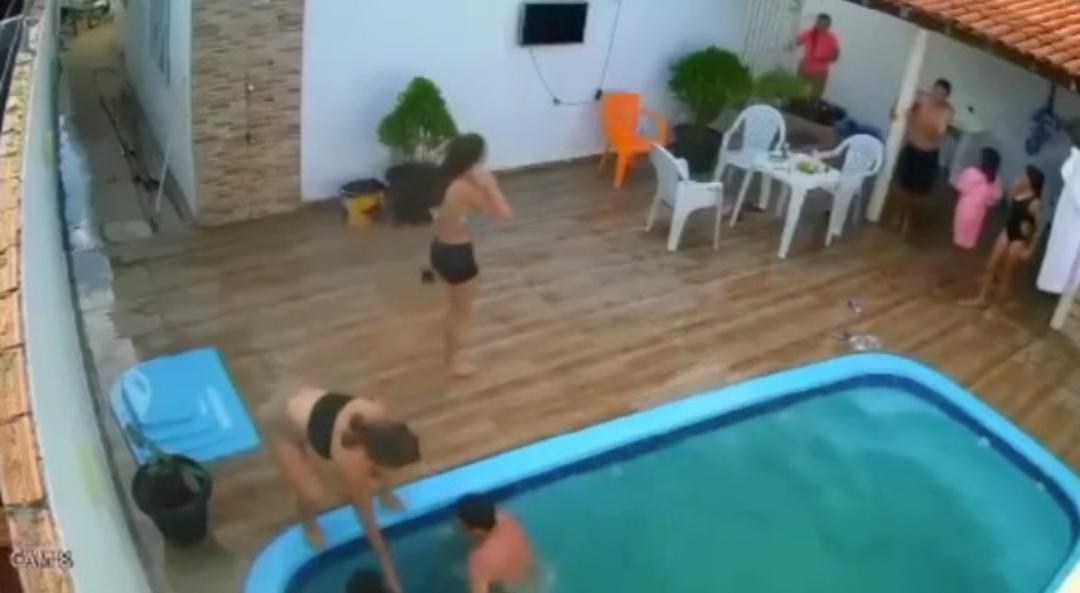 Adolescente tem cabelo sugado por ralo de piscina e fica presa debaixo d’água; Vídeo
