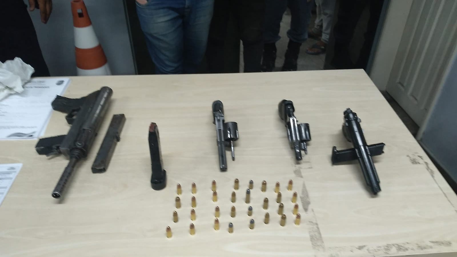 Homem é preso com mochila recheada com armas e munições em Manaus