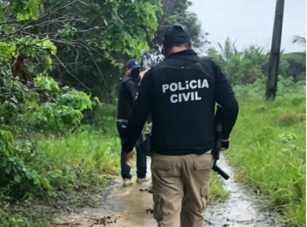 Homem enterra companheira viva após briga por ciúmes