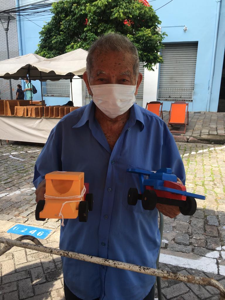 Construtor de brinquedos faz a alegria de crianças na Feira de Artesanato da Eduardo Ribeiro