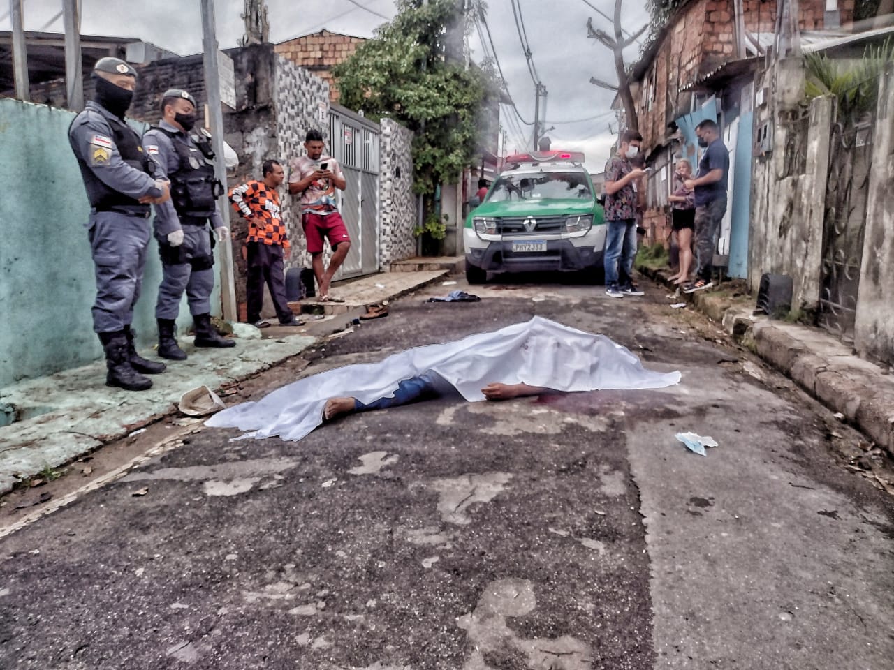 Homem agoniza até morrer após ser baleado por justiceiro misterioso em Manaus