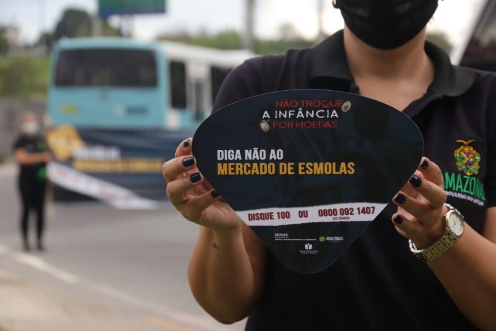 Campanha faz alerta para crime do uso de crianças para mendicância em Manaus