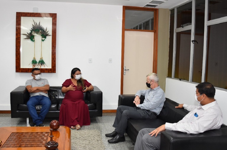 Em visita a Suframa, médica baniwa formada pela UEA, retribui na comunidade apoio recebido por cota 