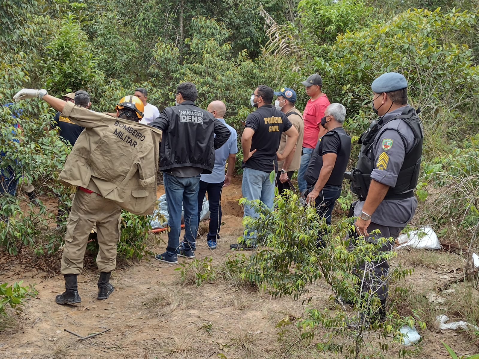 Primeiro corpo tirado de cova em Manaus tem salmo 23 tatuado na costela