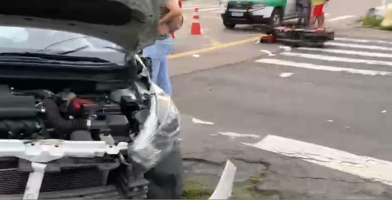 Acidente violento entre carro e motocicleta deixa dois feridos em Manaus